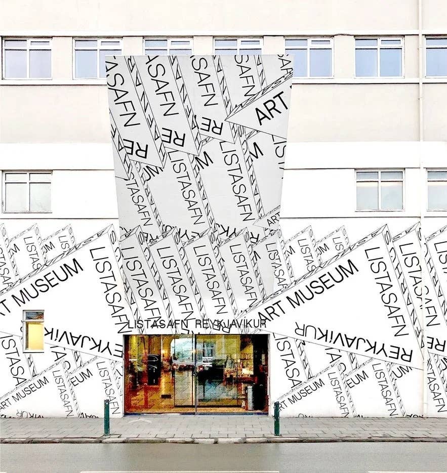 L’esterno del Reykjavik Art Museum con un design a motivi testuali sopra l’ingresso in vetro.