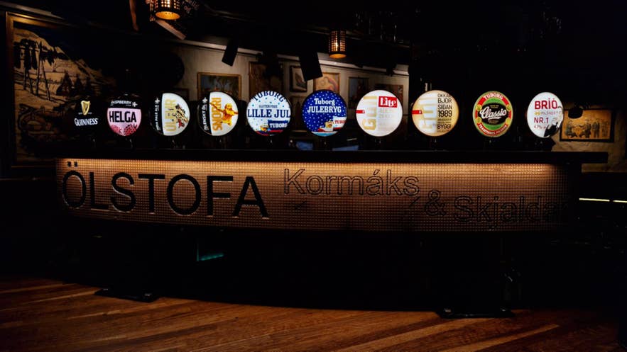 レイキャビクのOlstofa Kormaks og Skjaldarのバーカウンターとビールタップ