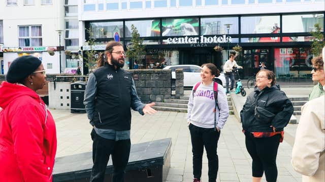 Eventyrvandring i Reykjavik med fortellinger om troll, alver og skjulte mennesker