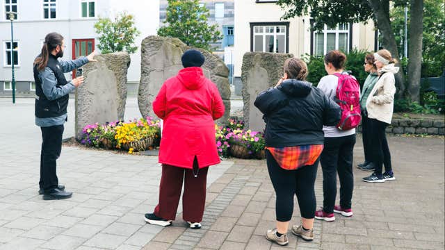 Eventyrvandring i Reykjavik med fortellinger om troll, alver og skjulte mennesker