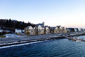 Спокойный фьорд раскинулся перед отелем Skald Hotel Akureyri Curio Collection by Hilton.