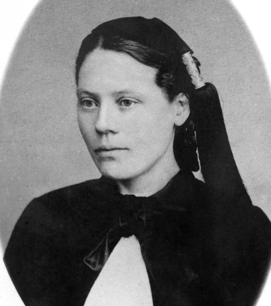 Black-and-white portrait of Br&iacute;et Bjarnh&eacute;&eth;insd&oacute;ttir, Icelandic leader of the women&rsquo;s suffrage movement.