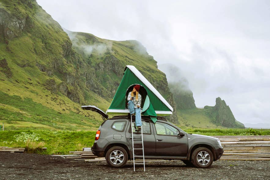 ヴィーク近くのルーフトップテント付きキャンピングカー。アイスランド旅行のキャンプルール・ルート計画のヒントを紹介。