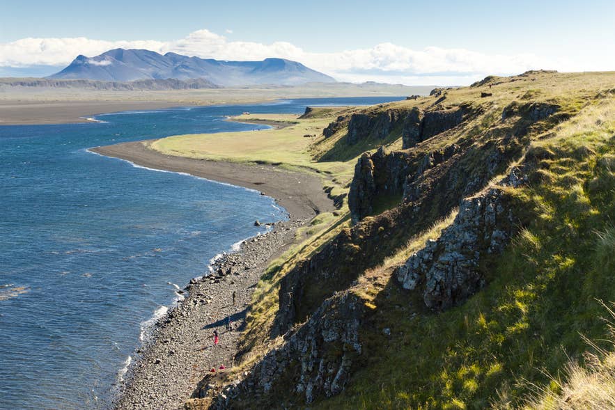 Malerische Klippen und Küste in der Bucht Hunafjördur nahe der Halbinsel Vatnsnes in Island.