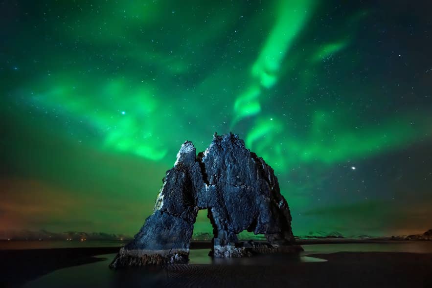Nordlichter leuchten im Winter über Hvitserkur auf der Vatnsnes-Halbinsel im Norden Islands.