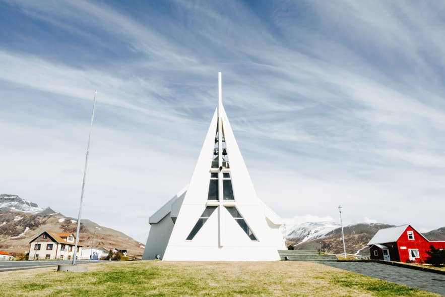 Moderne weiße Kirche mit markanten Winkeln in Skagastrond, Island.