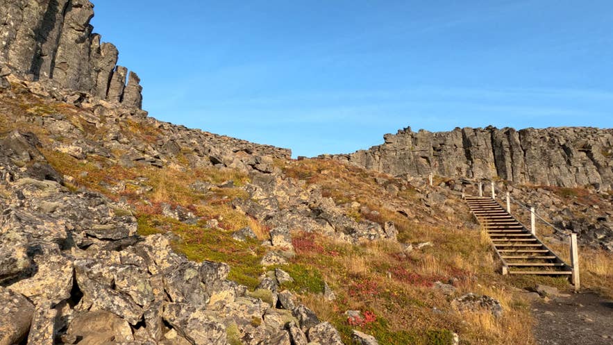 Historische Basaltmauern der Ruinen der Festung Borgarviki auf der Vatnsnes-Halbinsel in Island.