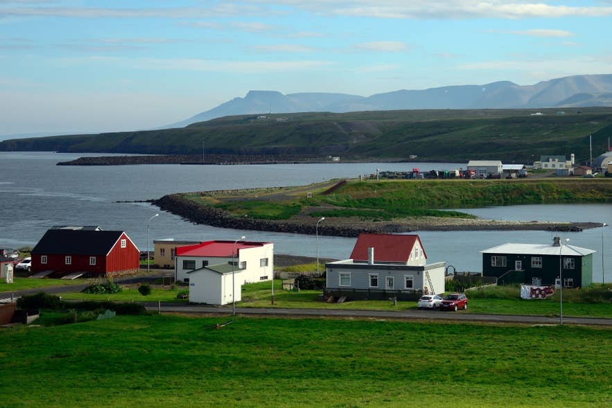 Küstenhäuser in der Stadt Blonduos mit Blick auf den Fjord auf der Vatnsnes-Halbinsel in Island.