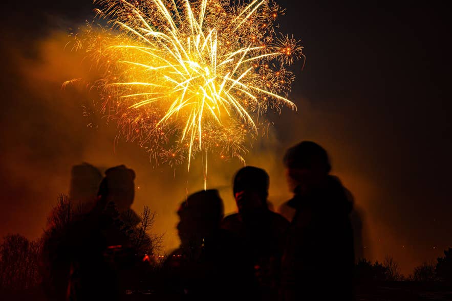 Goldene Feuerwerke über Reykjavik an Silvester.