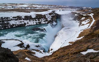 Verschneiter Gullfoss-Wasserfall in Island.