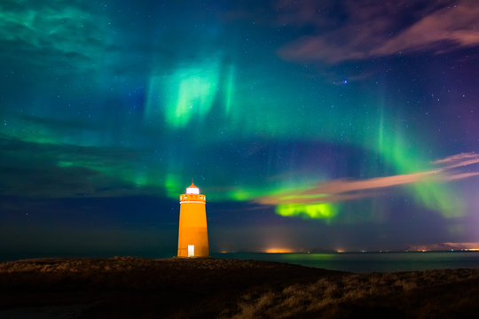 Private Northern Lights Tour with Expert Guide and Reykjavik Transfers for Up to 6 People