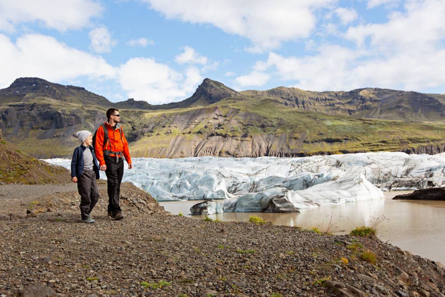 Island mit Kindern: An der Fjallsarlon-Gletscherlagune im Vatnajökull-Nationalpark an der Südküste.