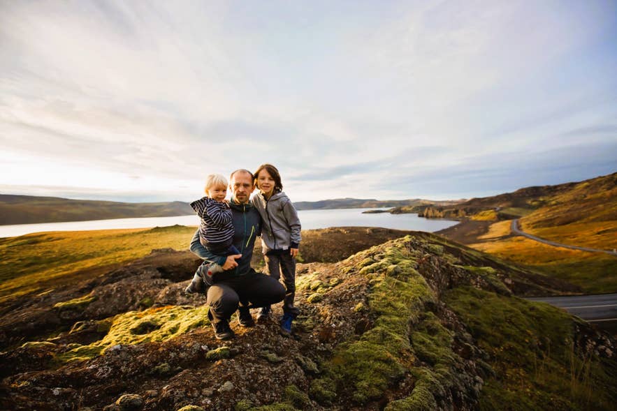 Islanda con bambini che esplorano il Parco Nazionale di Thingvellir sul Circolo d’Oro, con vista sul lago Thingvallavatn.