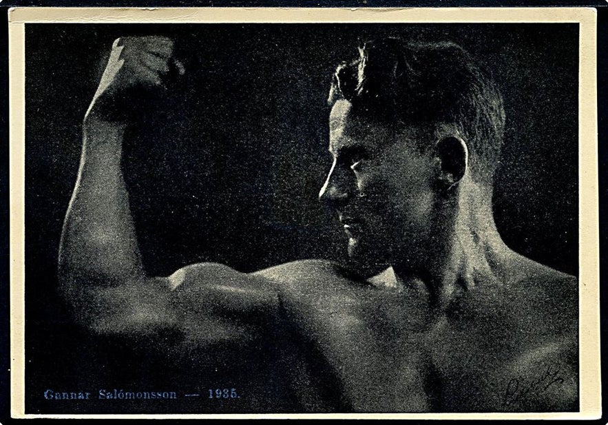 Black-and-white vintage portrait of Gunnar Salomonsson flexing his bicep in a classic bodybuilding pose, circa 1935.