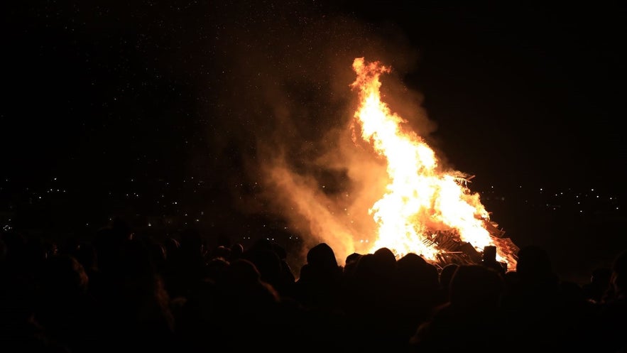 Molti abitanti del luogo partecipano ai falò dell'ultimo giorno di Natale