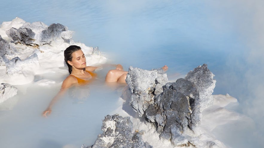 In de februarikou kun je nog steeds genieten van het heerlijke warme water van de Blue Lagoon.