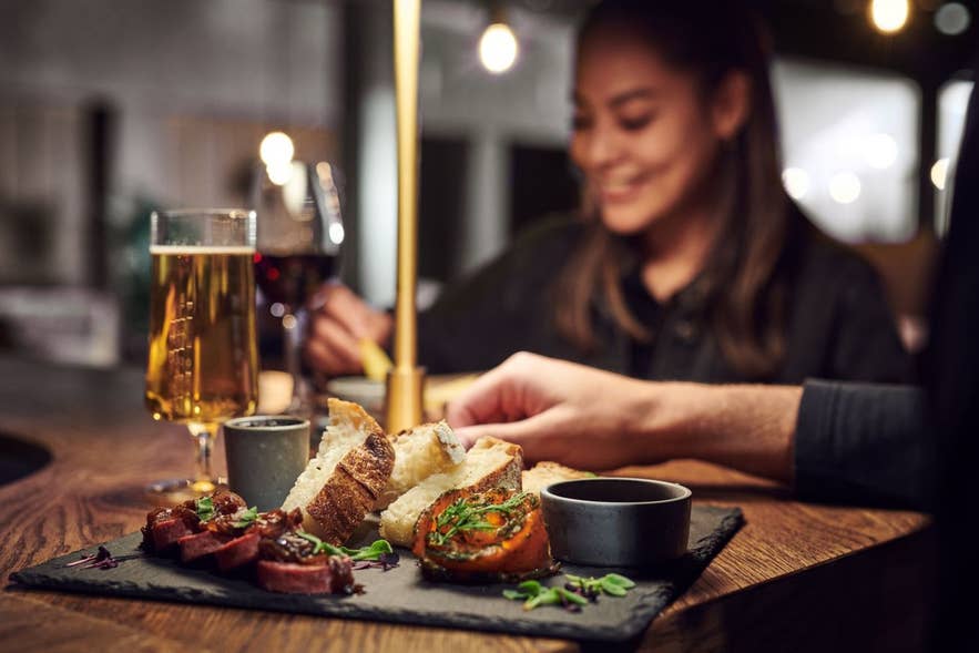 Coppia che si gode una cena romantica, un’attività molto amata a febbraio in Islanda e un bel modo per celebrare la Giornata della donna