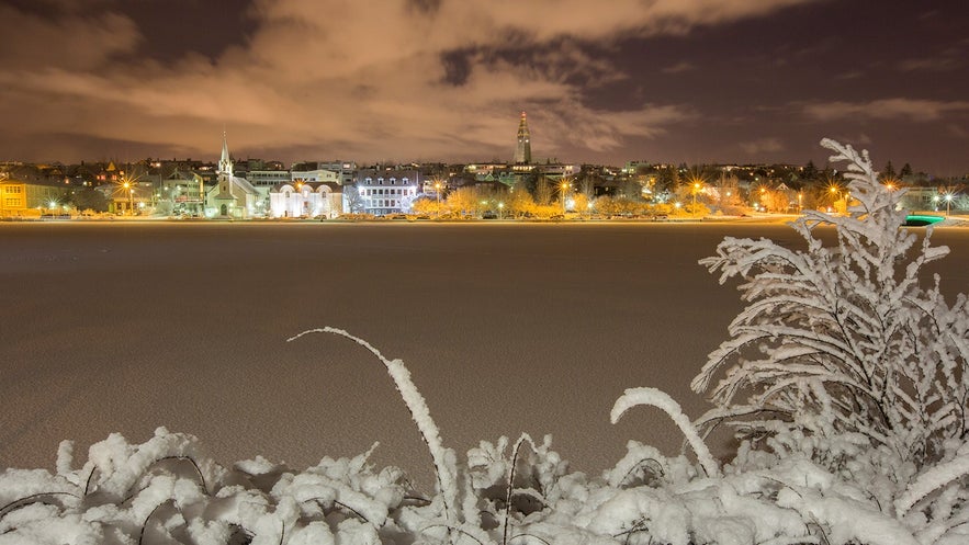 De vijver Tjornin in Reykjavik kan 's winters heel mooi zijn.