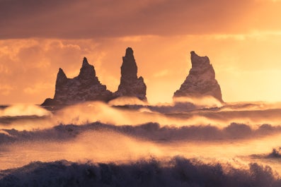 雷尼斯岩柱群(Reynisdrangar)的景色总能为游客带来惊喜