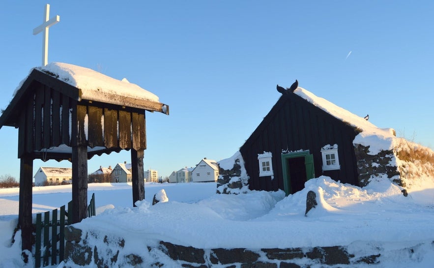 Een traditionele IJslandse turfkerk in de winter