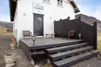 The main entrance at Welcome Guesthouse Edinborg.