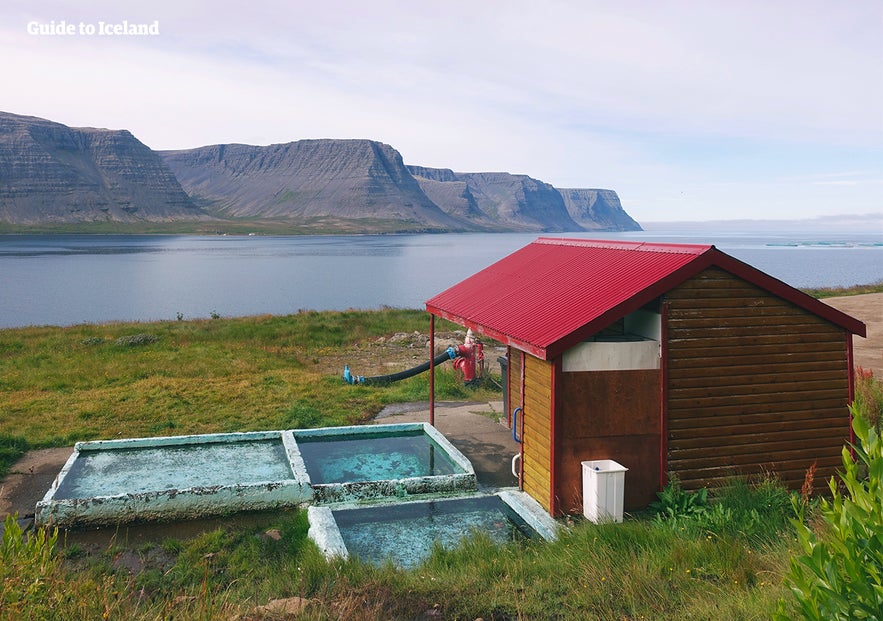 La piscina di Pollurinn offre una splendida vista sui fiordi occidentali.