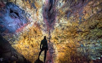 ์ฐ๋ฆฌํ๋์นด๊ธฐ๊ตฌ๋ฅด ๋ถํ๊ตฌ์ ๊น์ ๊ณณ์ ํ ๋จ์๊ฐ ์ ์์ต๋๋ค. ์๋ฆ๋ค์ด ์์ฑ๊ฐ ๋ฐฐ๊ฒฝ์ผ๋ก ํผ์ณ์ ธ ์์ต๋๋ค.