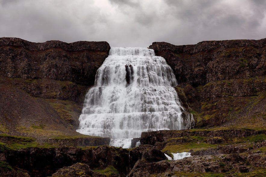 La cascata Dynjandi, nel sud dei Fiordi Occidentali, è un'incredibile meraviglia naturale da vedere da vicino