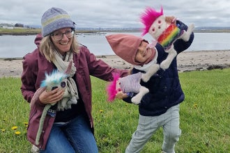 Gæster viser deres Skrimslis uden for værkstedet i Gardabær.