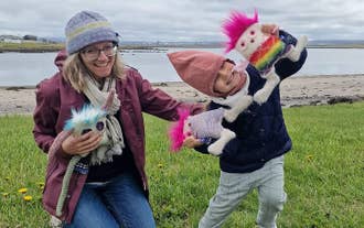 Gæster viser deres Skrimslis uden for værkstedet i Gardabær.