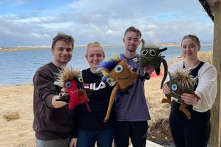 En gruppe venner poserer med deres Skrimsli-legetøj i Island.