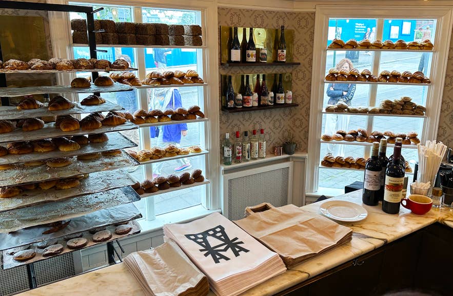 Vitrine de la boulangerie Bakabaka à Reykjavik, avec des étagères de pâtisseries et de pains frais près de la fenêtre