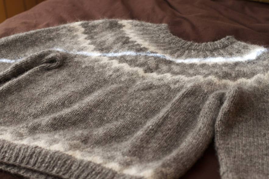 Der isländische Lopapeysa kann viele Muster und Farben haben