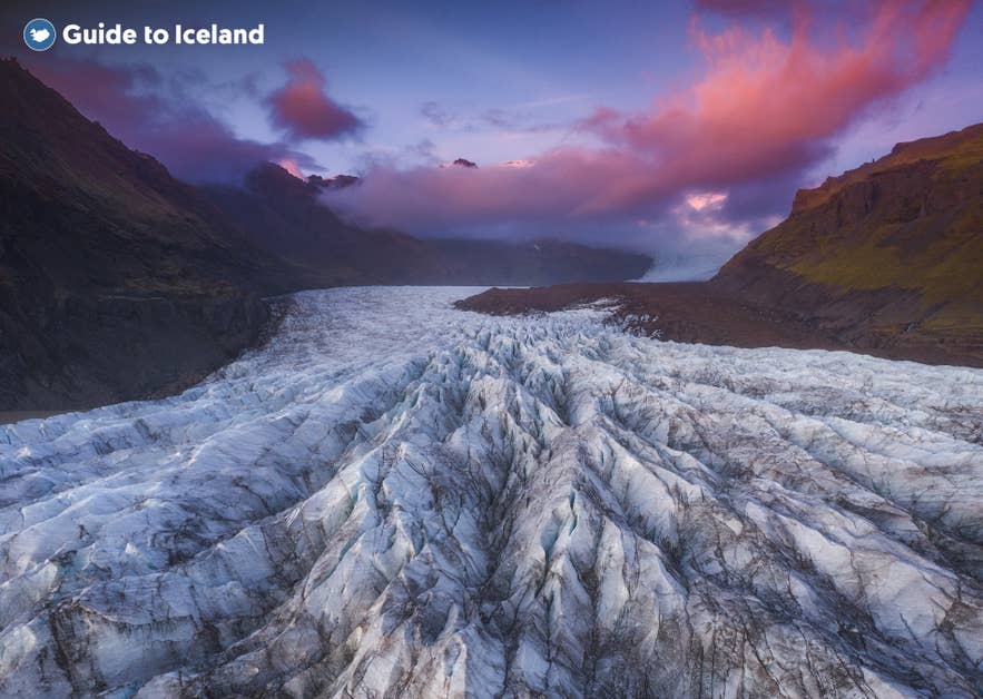Der Svinafellsjökull ist ein beliebtes Ziel für Gletscherwanderungen in Island