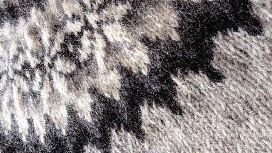 锯齿状三角形图案是Lopapeysa毛衣的经典图案。