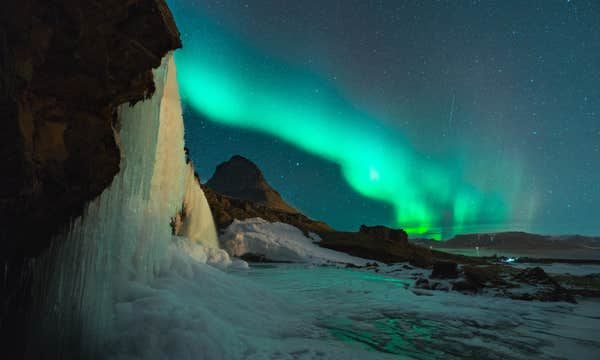 Small-Group Northern Lights Evening Tour by Minibus from Reykjavik with Photos and Hot Chocolate