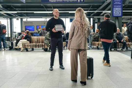 Private Transfer Between Keflavik Airport & Reykjavik with Hotel Pickup & Flight Tracking