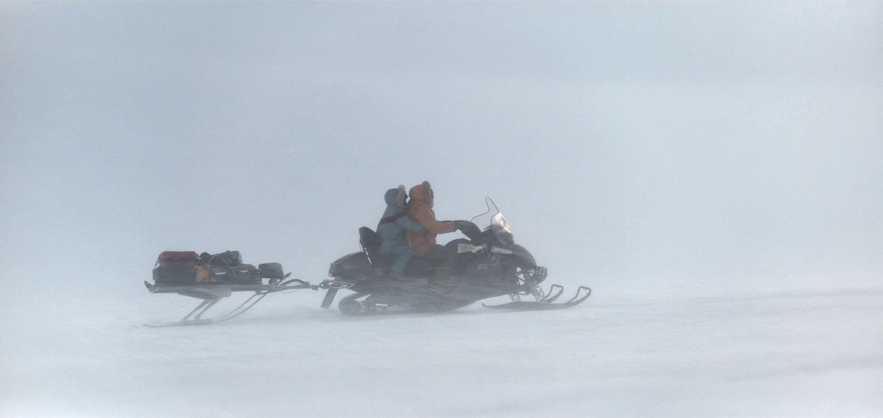 George Clooney in motoslitta sul ghiacciaio Vatnajokull in Islanda