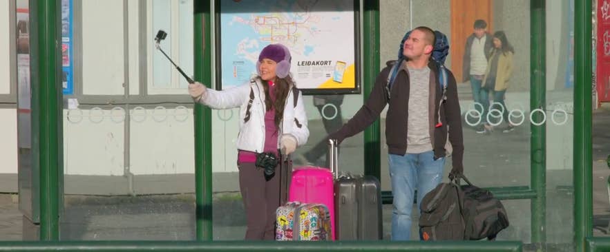 映画スルー・ナイト・アンド・デイでカップルがレイキャビクに到着するシーン