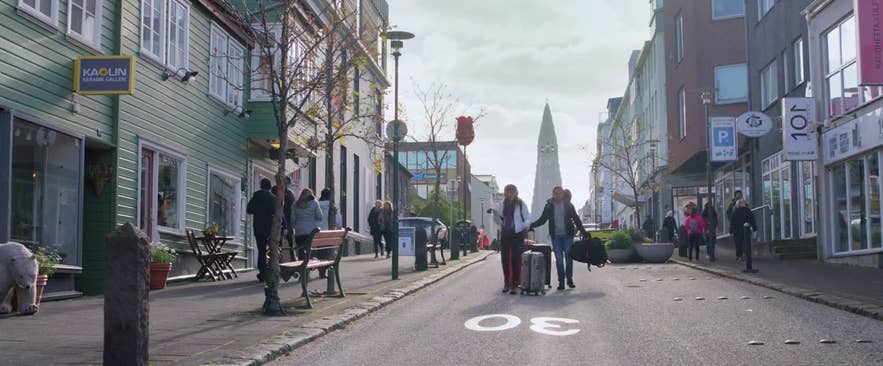 映画スルー・ナイト・アンド・デイでカップルがレイキャビク中心部のスコゥラヴェルズスティーグル通りを歩くシーン