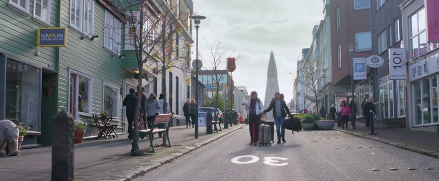 La coppia in via Skolavordustigur nel centro di Reykjavik, Islanda