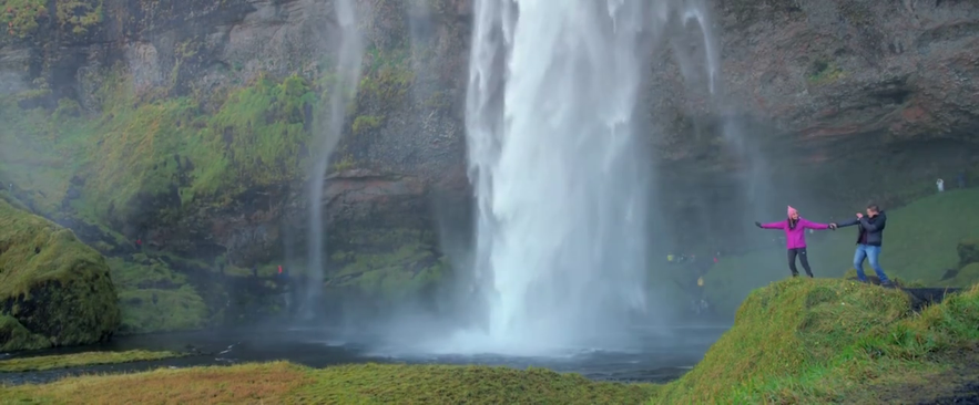Para przy wodospadzie Seljalandsfoss na południowym wybrzeżu Islandii.