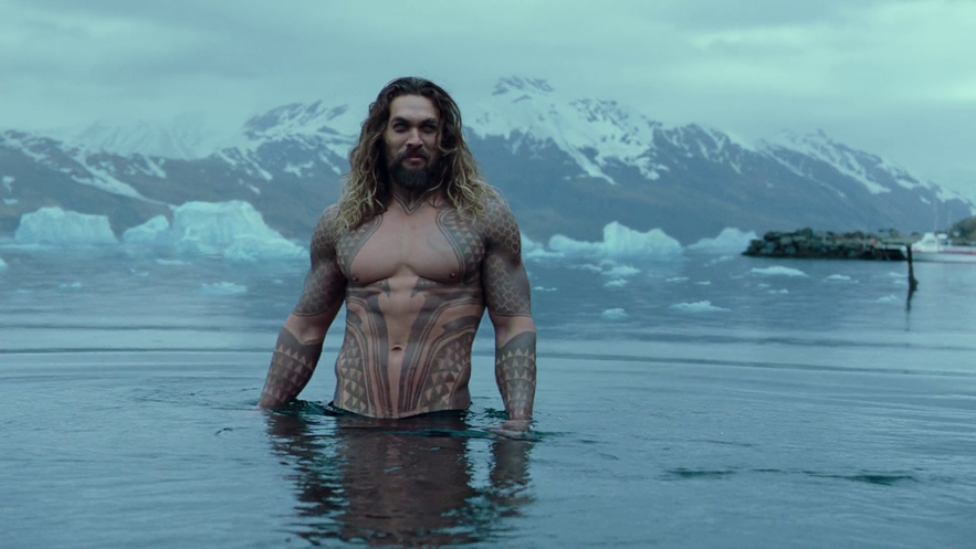 Jason Momoa nella laguna glaciale di Fjallsarlon in Islanda