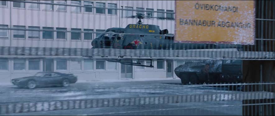 Исландский предупреждающий знак на территории, изображённой как российская военная база в фильме Форсаж 8