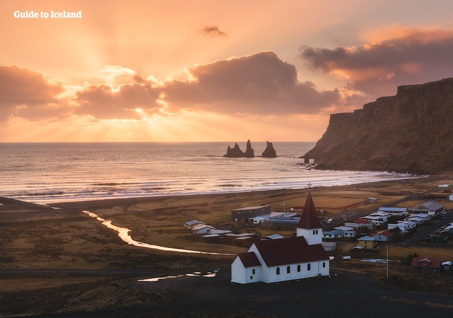 den svarte sandstranden Reynisfjara