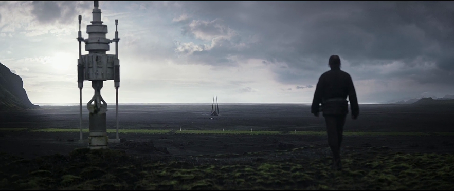 Mads Mikkelsen guarda la spiaggia di Myrdalssandur in Islanda nel film Rogue One