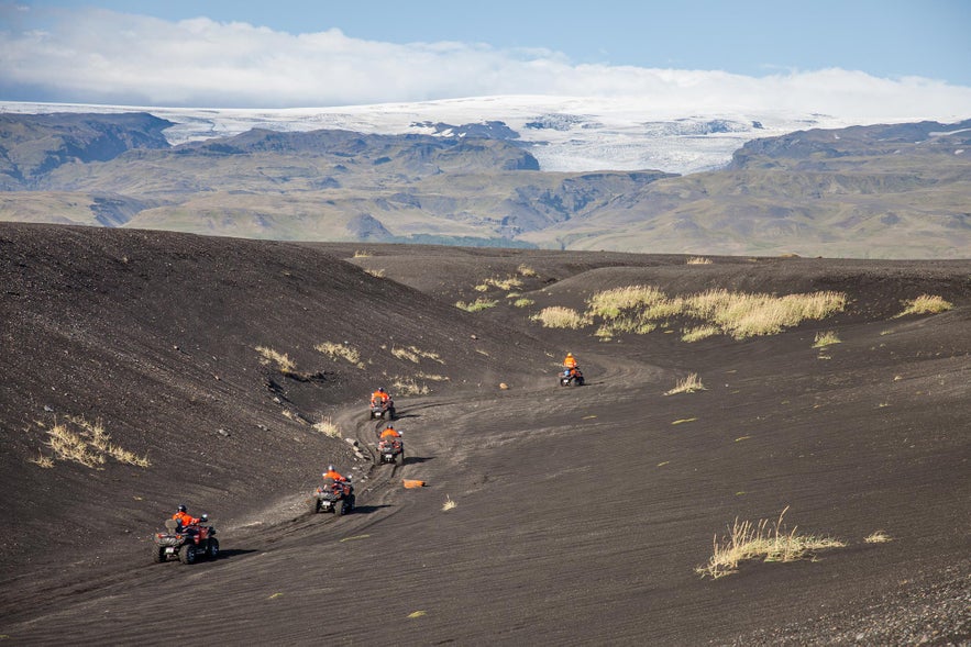 Attraversare Myrdalssandur a bordo di un ATV è un'esperienza davvero emozionante