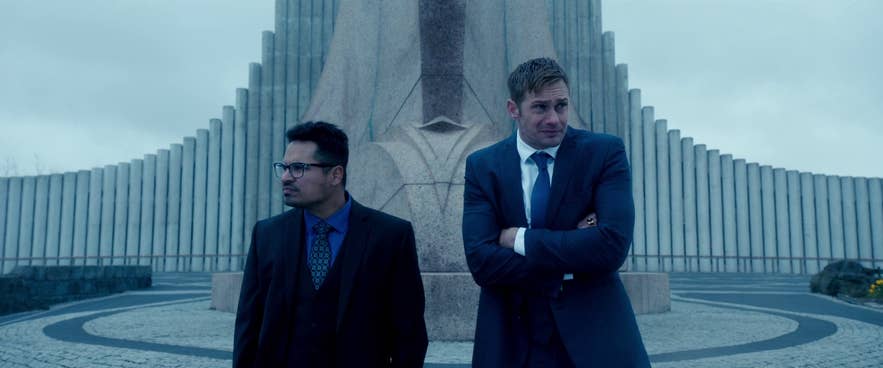 Alexander Skarsgård และ Michael Peña ในภาพยนตร์เรื่อง War on Everyone ซึ่งบางส่วนของภาพยนตร์เรื่องนี้ถ่ายทำที่เมืองเรคยาวิก ไอซ์แลนด์