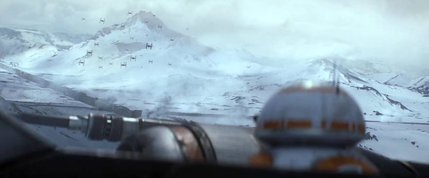 映画『スター・ウォーズ／フォースの覚醒』で空中戦を見つめるBB-8（アイスランドで撮影）