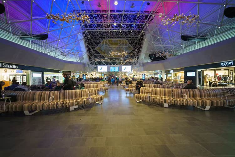 Luxury 1-Hour Private Transfer from Reykjavik to Keflavik International Airport